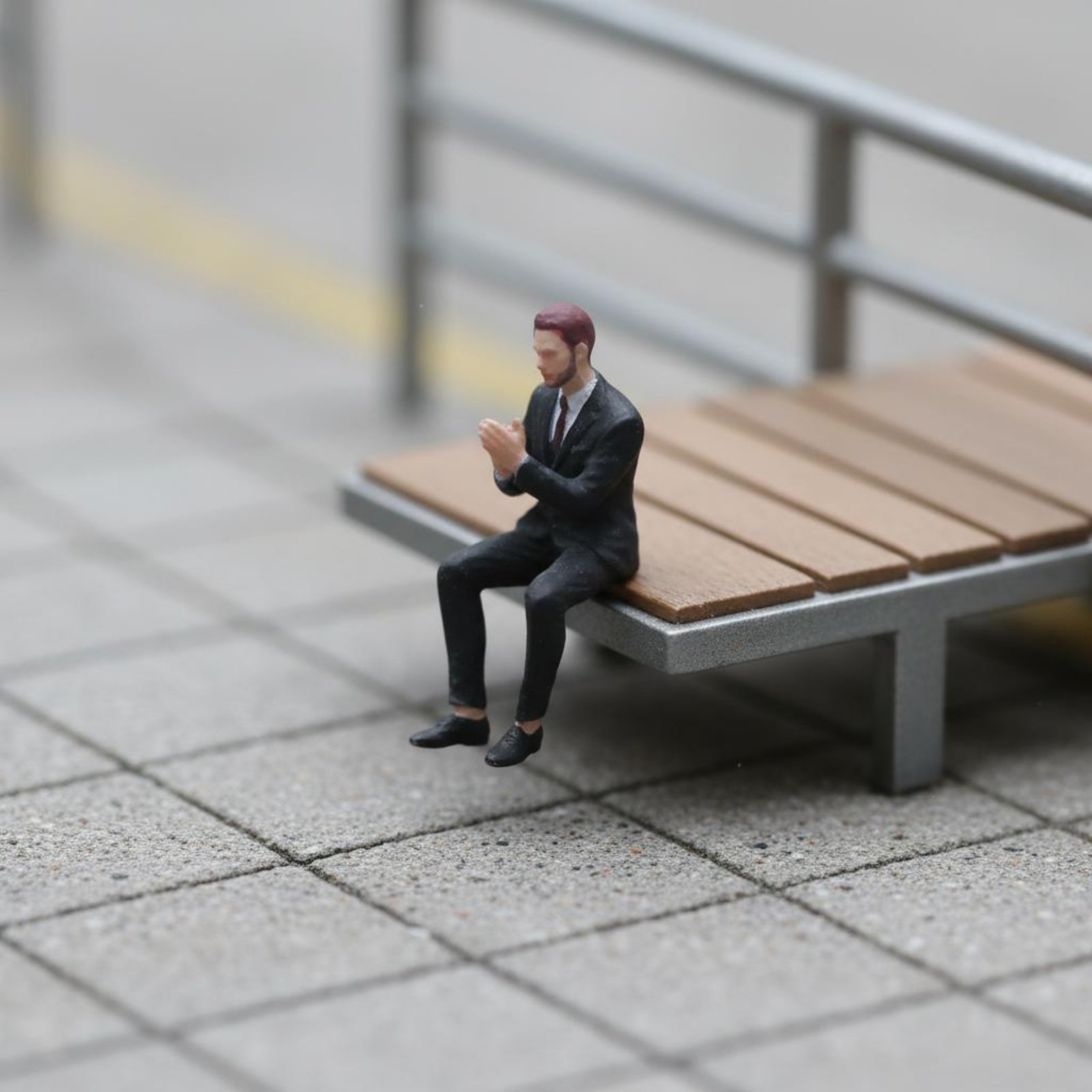 1:64 Scale Sitting Man Figure  - Men'S Accessories With Suits recension och pris
